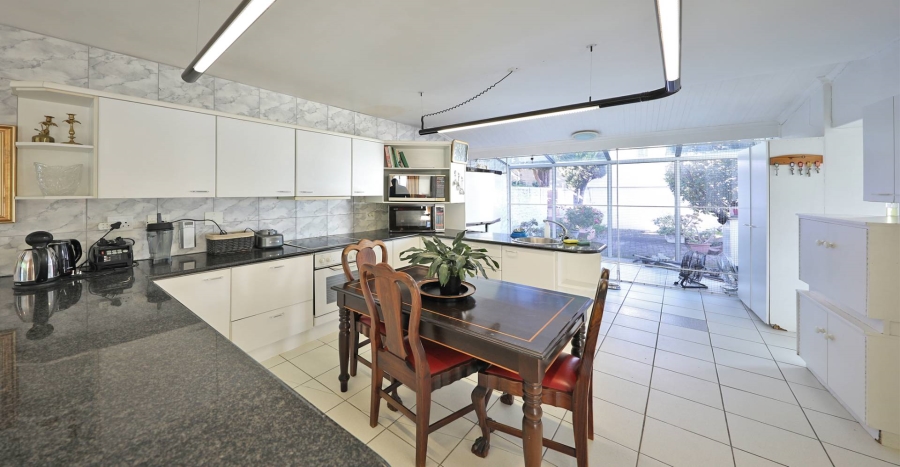 5 Bedroom Property for Sale in Plattekloof Western Cape